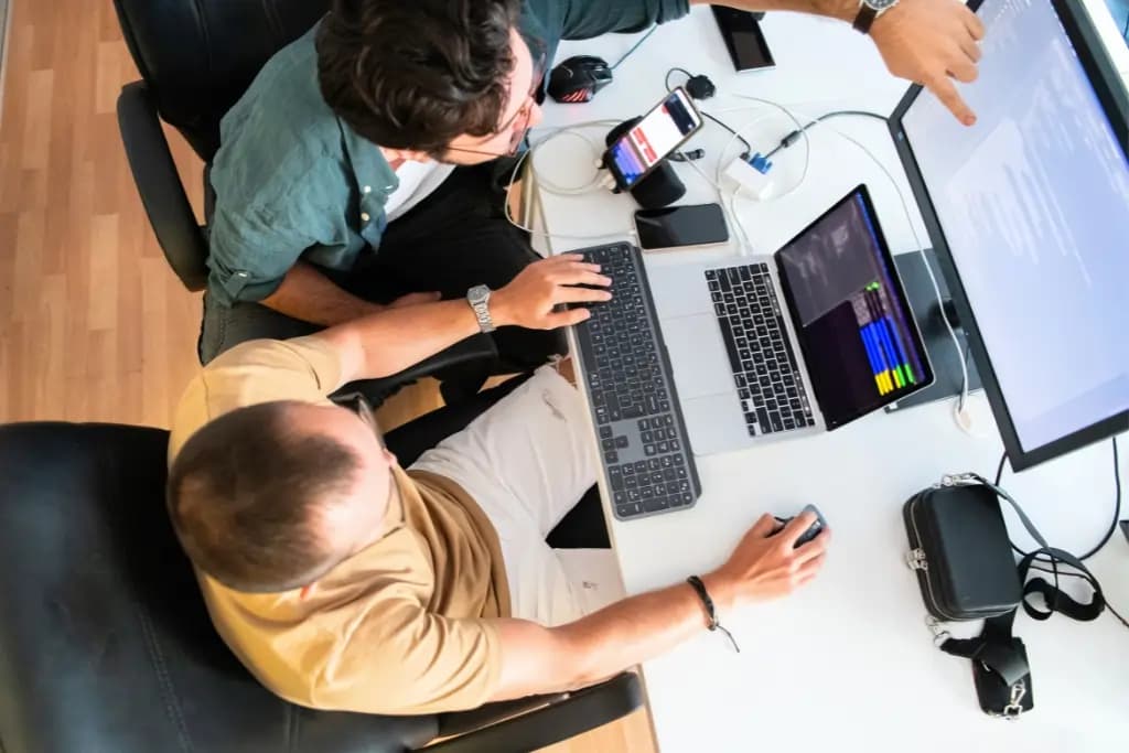 ITECS Dallas virtual desktop hosting engineers collaborating on VDI design